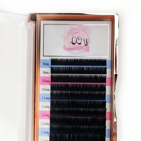 Extensiones de pestañas Silk Lashes Obsession Premium en vista ampliada con acabado sedoso.
