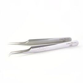 Set de dos pinzas plateadas para extensiones de pestañas, ideales para técnica clásica y volumen ruso.