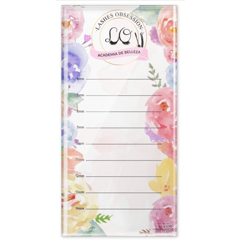 Soporte de cristal con diseño floral para organizar extensiones de pestañas durante el trabajo profesional
