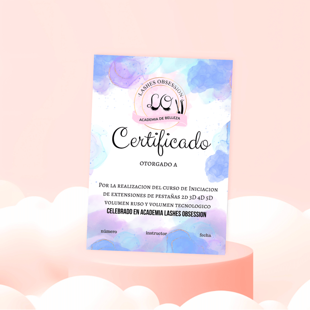 Modelo mostrando el resultado del curso de iniciación al volumen en extensiones de pestañas.